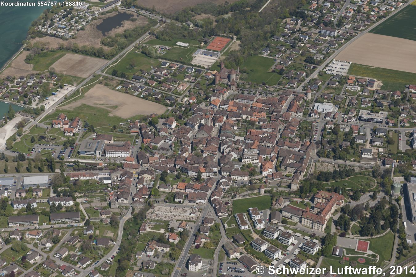 Estavayer, Altstadt, mit dem ehemaligen freiburgischen Landvogteisitz 'Château de Chenaux' (Adelsfamilie 'von Stäffis') und Dominikanerinnen-Kloster (im Bild vorne rechts). Estavayer wurde vermutlich im 12. Jhd. durch den Bischof von Lausanne gegründet.